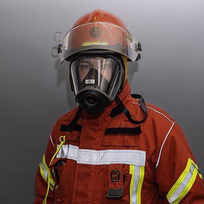 Vereinsvorsitzender mit Atemschutz